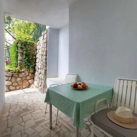 Apartman Gaestezimmer Mit Kleiner Gartenterrasse *