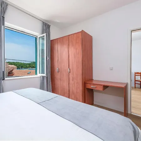 Gaestezimmer Mit Kleiner Gartenterrasse