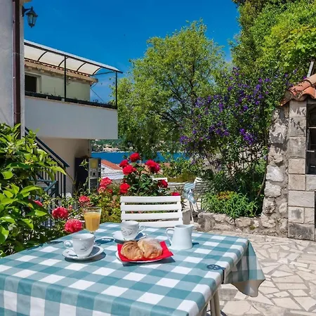 Gaestezimmer Mit Kleiner Gartenterrasse Stikovica