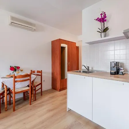 Gaestezimmer Mit Kleiner Gartenterrasse