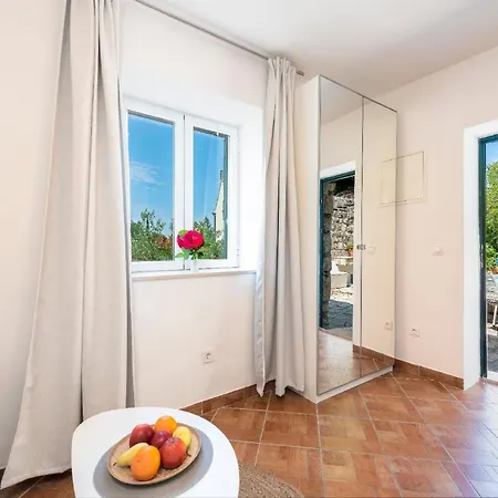 Gaestezimmer Mit Kleiner Gartenterrasse *